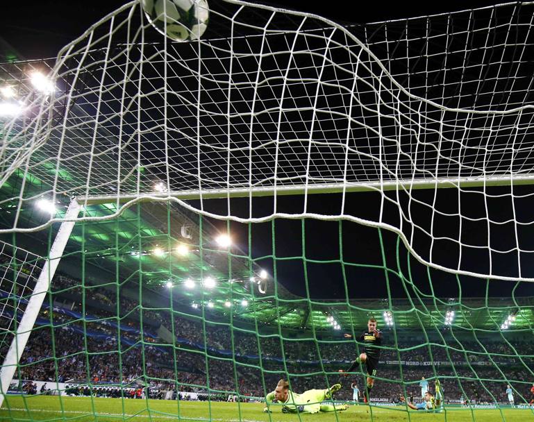 Borussia M.-Barcellona: il pallone calciato da Thorgan Hazard si insacca alle spalle di Ter Stegen. Reuters